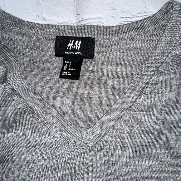 H&M Men’s V-Neck Cotton Light Gray Pull Over Sweater Size S (5) - Picture 3 of 3
